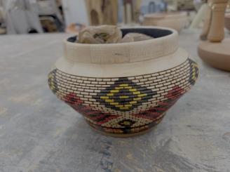 Woven-pattern decorative vessel